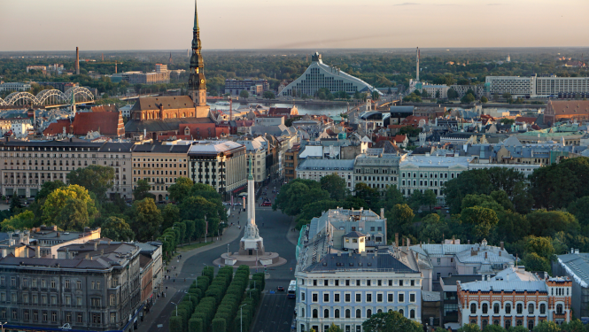 Rīgas panorāma ar Brīvības pieminekli, Sv. Pētera baznīcu un Daugavu fonā.