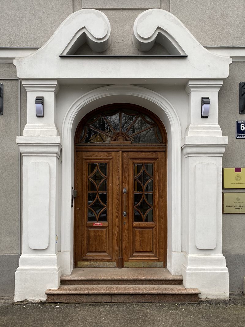 Accessibility image - front steps
