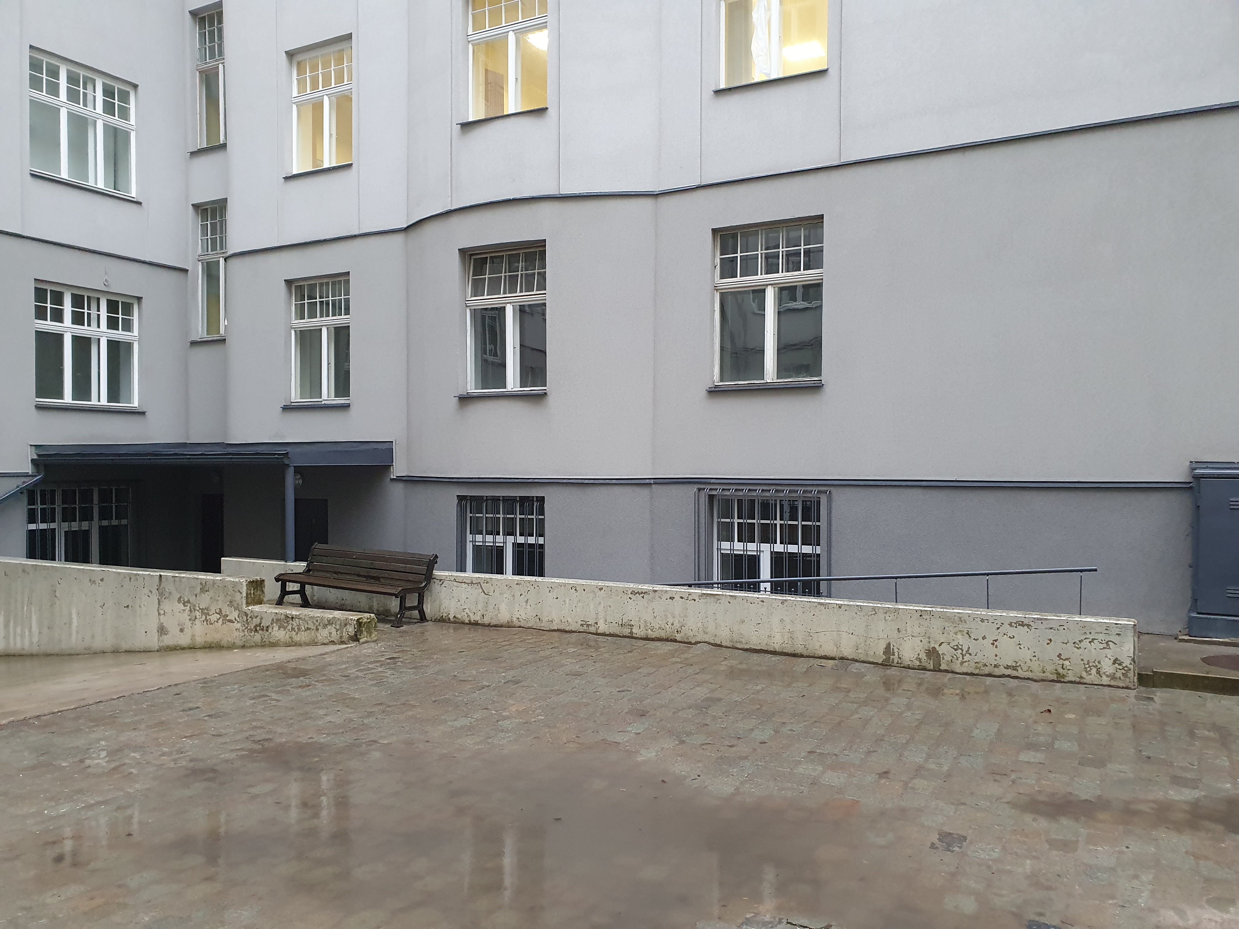 Pieejamības attēls - nobrauktuve pagalma pusē
