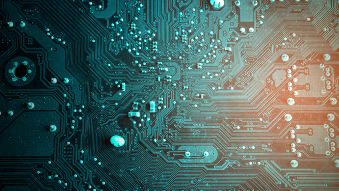 Tuvplāns ar apgaismotu elektronikas shēmas plati (PCB), kur redzami sarežģīti savienojumi un komponentes zilā un oranžā gaismā.