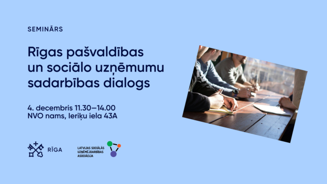 Grafisks attēls ar gaiši zilu fonu. Kreisajā pusē teksts: 'Seminārs. Rīgas pašvaldības un sociālo uzņēmumu sadarbības dialogs. 4. decembris 11.30–14.00. NVO nams, Ieriķu iela 43A.' Zemāk redzami Rīgas pašvaldības un Latvijas Sociālās uzņēmējdarbības asociācijas logotipi. Labajā pusē slīpi ievietota fotogrāfija, kur cilvēki sēž pie koka galda, raksta piezīmes un diskutē.