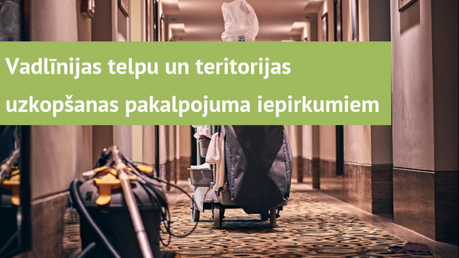 Viesnīcas koridors, kurā novietoti viesnīcas uzkopšanas ratiņi un putekļsūcējs