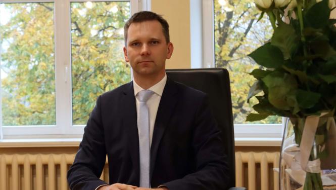Iepirkumu uzraudzības biroja vadītājs Artis Lapiņš sēž kabinetā pie galda 