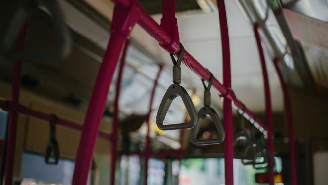 Autobusa salons, rokturi, lai turētos kājās stāvošie pasažieri