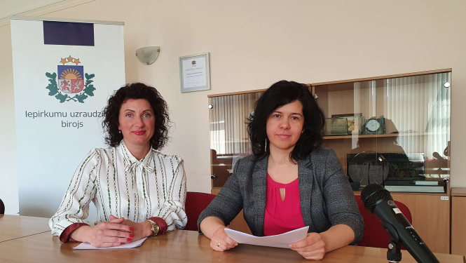 Attēlā attēlota Iepirkumu uzraudzības biroja Kontroles departamenta direktore un Administratīvo sodu departamenta direktore