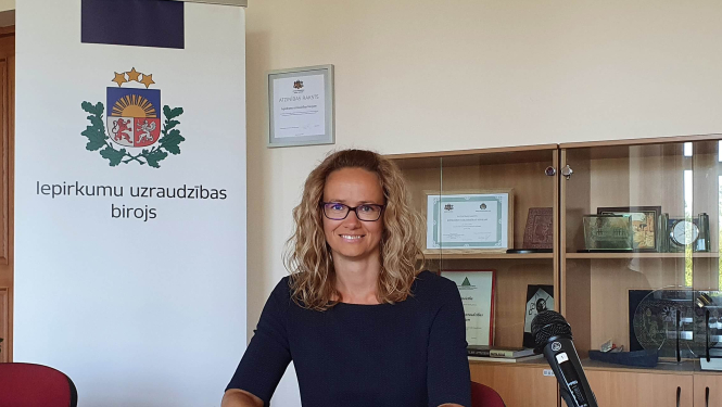Attēlā attēlota Iepirkumu uzraudzības biroja Informācijas departamenta direktore Evija Mozga.