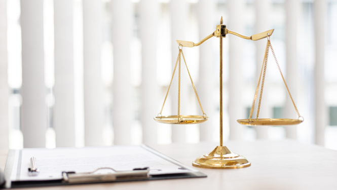 Svari juridisku jautājumu svēršanai un piezīmju klade