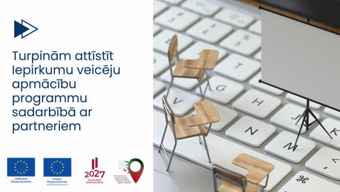 Kreisajā pusē teksts "Turpinām attīstīt iepirkumu veicēju apmācību programmu sadarbībā ar partneriem", zemāk ES fondu, Atveseļošanas fonda, NAP un ceļa kartes logo. Labajā pusē - lekciju krēsli, projektora tāfele apmācībām