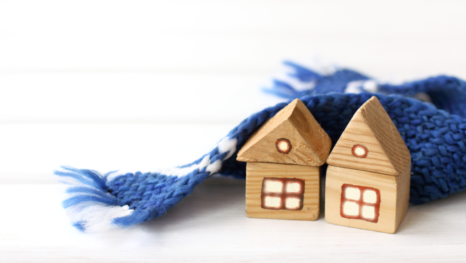 Divi mazi koka namiņi novietoti blakus zilam, adītam šallītes audumam uz gaiša fona.