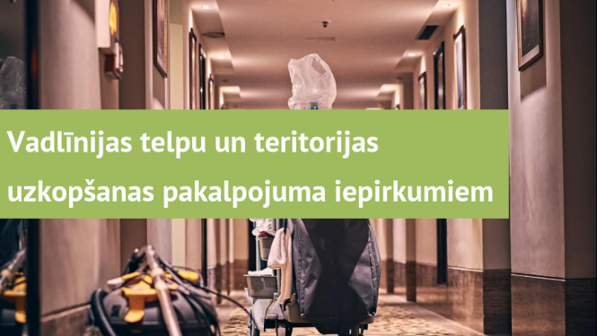 Viesnīcas koridors, kurā novietoti viesnīcas uzkopšanas ratiņi un putekļsūcējs