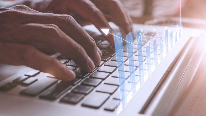 E-veidlapas, dators, rokas, kas raksta uz datora