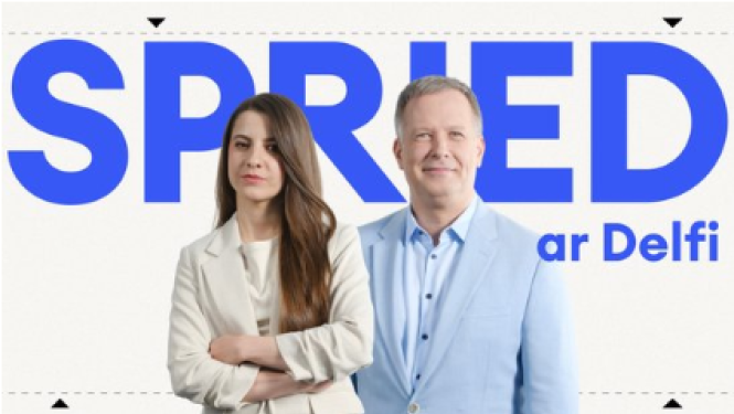 Divi cilvēki, viens gaišā žaketē un otrs gaiši zilā žaketē, stāv televīzijas raidījuma vizuālajā fonā ar lielu uzrakstu 'SPRIED ar Delfi'.