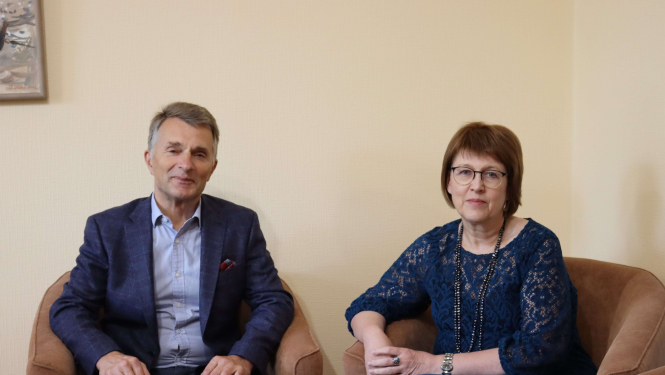 Iepirkumu uzraudzības biroja vadītāja Dace Gaile un Edvīns Pārups sēž uz klubkrēsliem pie apaļa tējas galda
