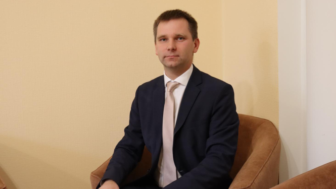 Iepirkumu uzraudzības biroja vadītājs Artis Lapiņš sēž uz kubkrēsla