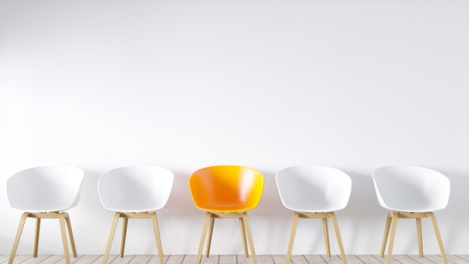 Krēsli izvietoti gar sienu