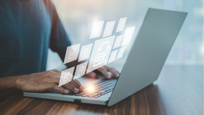 Dators, vīrieša roka, dokumentu ikonas