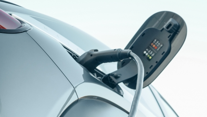 Elektroauto pie uzlādes stacijas