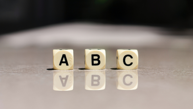 kauliņi ar burtiem A, b un c