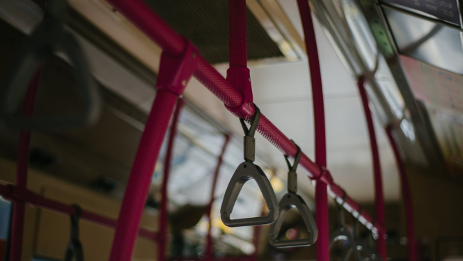 Autobusa salons, rokturi, lai turētos kājās stāvošie pasažieri