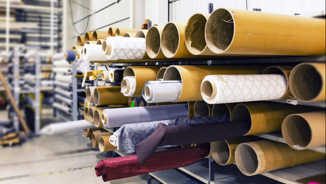 Dažādi audumi, kuri izvietoti uzglabāšanas ruļļos. 