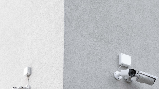 Attēlā attēlotas drošības kameras, lai vizualizētu apsardzes nozares nozari
