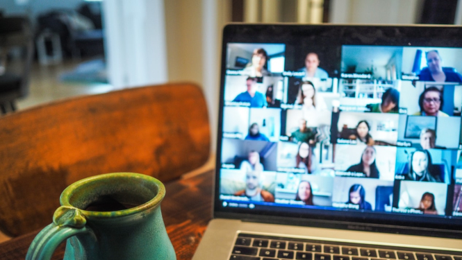 Dators, kurā noris seminārs Zoom platformā