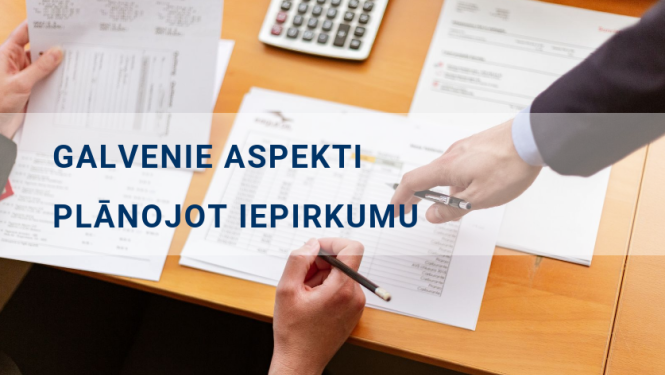 Galvenie aspekti plānojot iepirkumu. Uz galda dokumenti, rokas, kuras norāda uz tiem