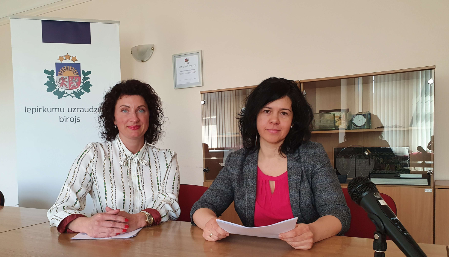 Attēlā attēlota Iepirkumu uzraudzības biroja Kontroles departamenta direktore un Administratīvo sodu departamenta direktore