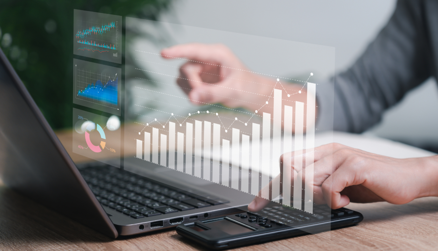 Dators, datu diagrammas, cilvēka rokas