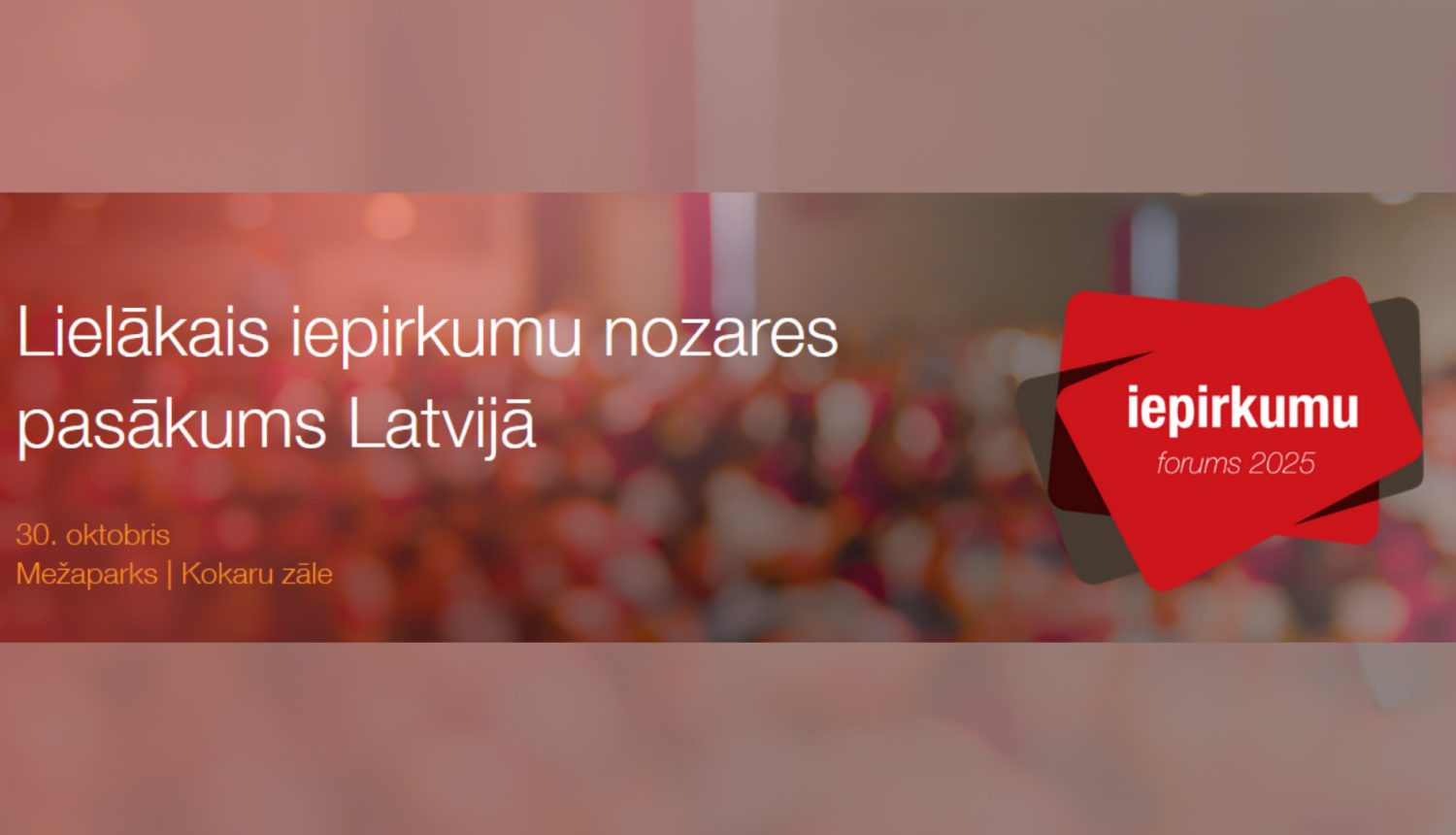 Attēls ar tekstu 'Lielākais iepirkumu nozares pasākums Latvijā' un informāciju par norises datumu – 30. oktobris, vieta – Mežaparks, Kokaru zāle. Labajā pusē sarkans logo ar uzrakstu 'iepirkumu forums 2025'. Fons – izpludinātas formas